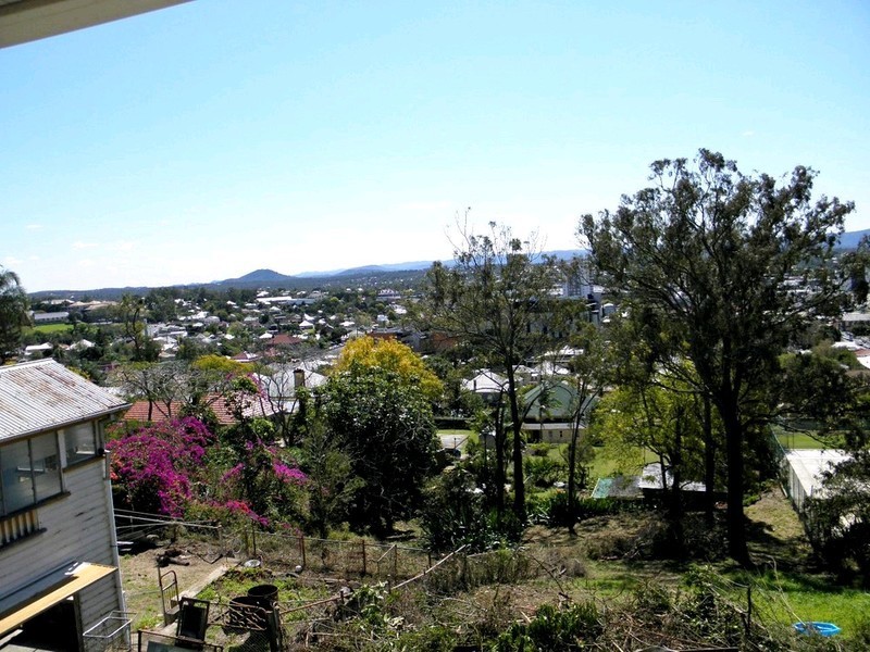 10 Chelmsford Avenue, Ipswich QLD 4305