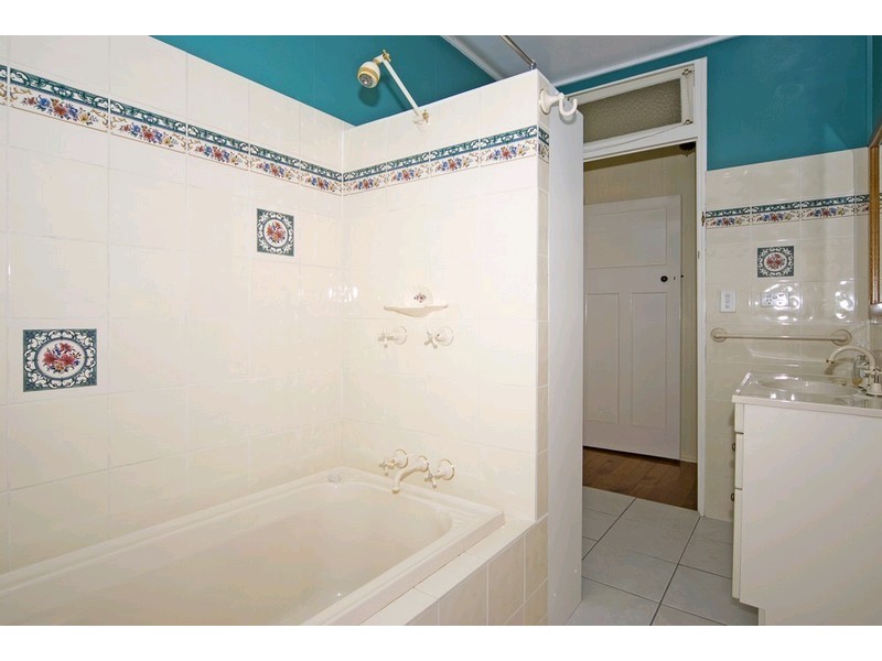 10 Chelmsford Avenue, Ipswich QLD 4305