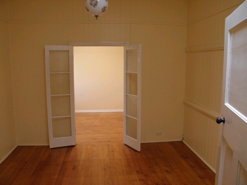 10 Chelmsford Avenue, Ipswich QLD 4305