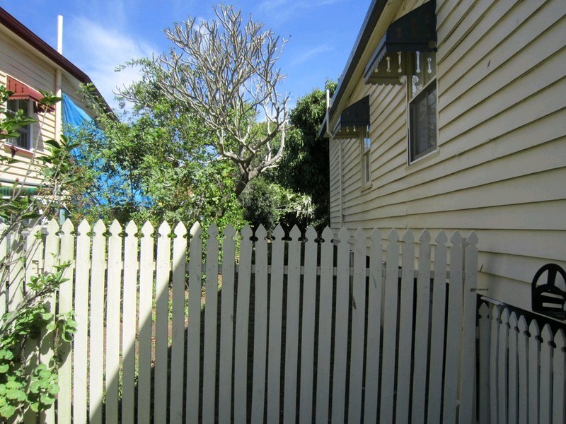 1 Clifton Street, Booval QLD 4304