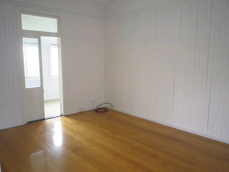 15 Eileen Street, Booval QLD 4304