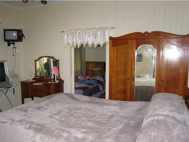 32 Thompson Street, Silkstone QLD 4304