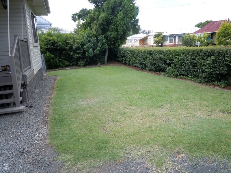 27 Queen Street, Newtown QLD 4305