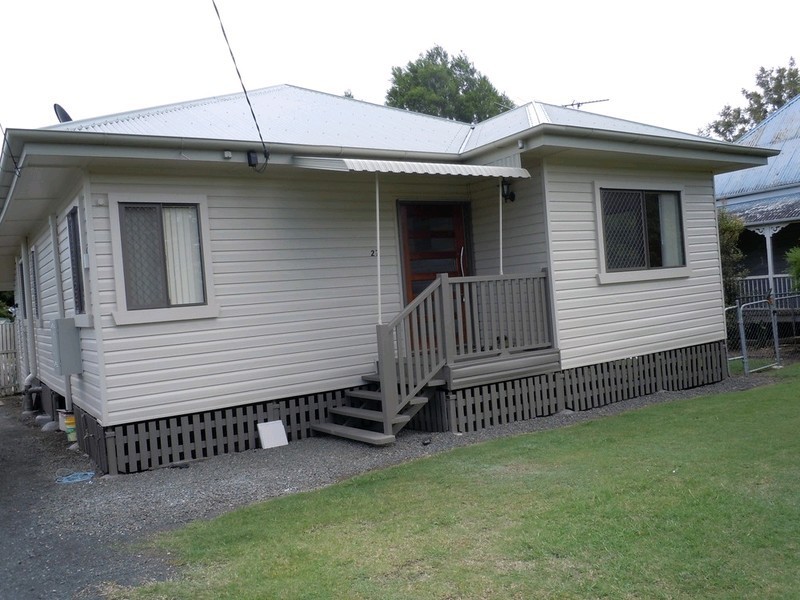 27 Queen Street, Newtown QLD 4305