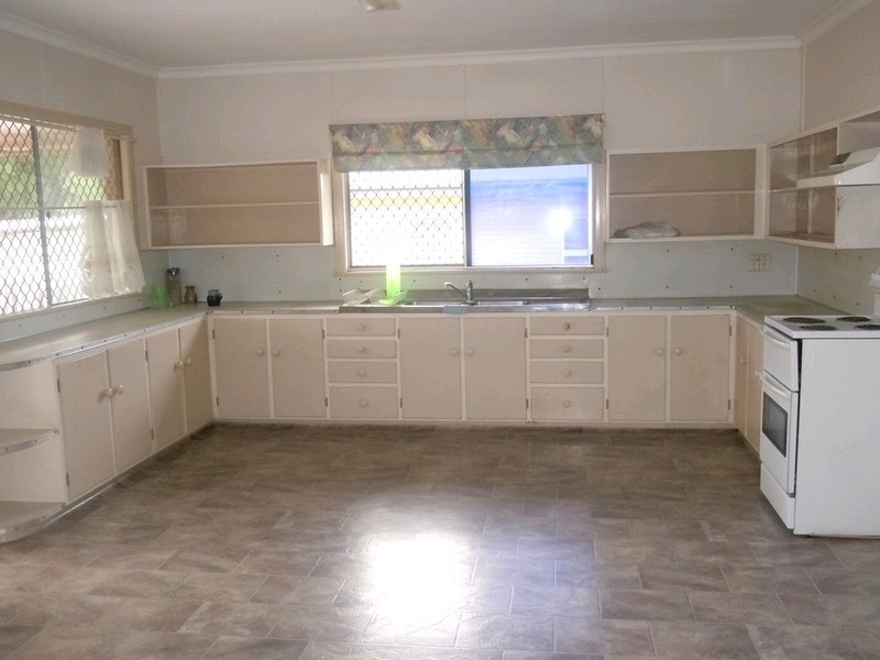 86 Cemetery Road, Eastern Heights QLD 4305