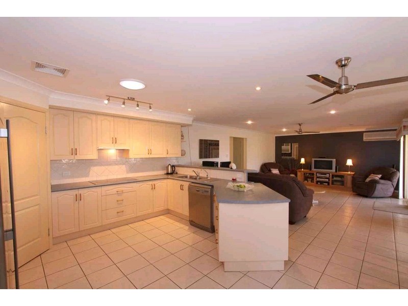 10 Homestead Boulevard, Coral Cove QLD 4670
