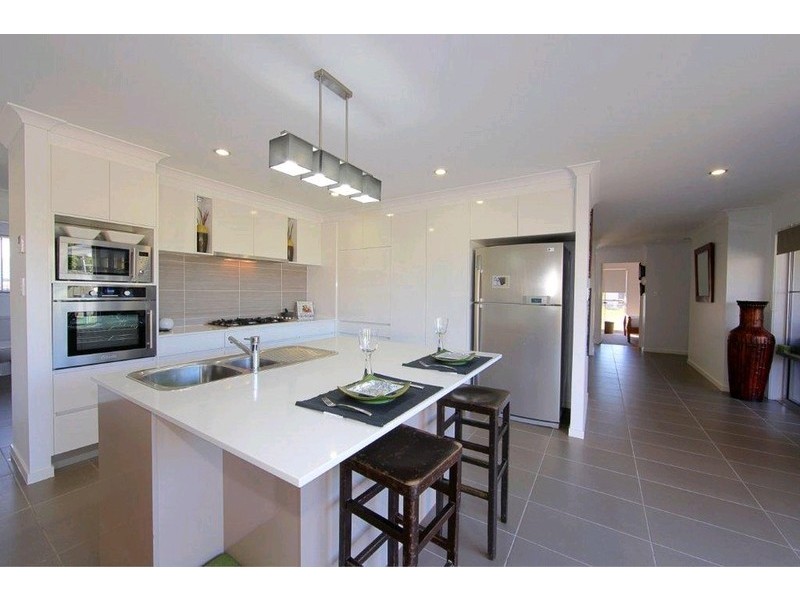 4 Leon Place, Coral Cove QLD 4670