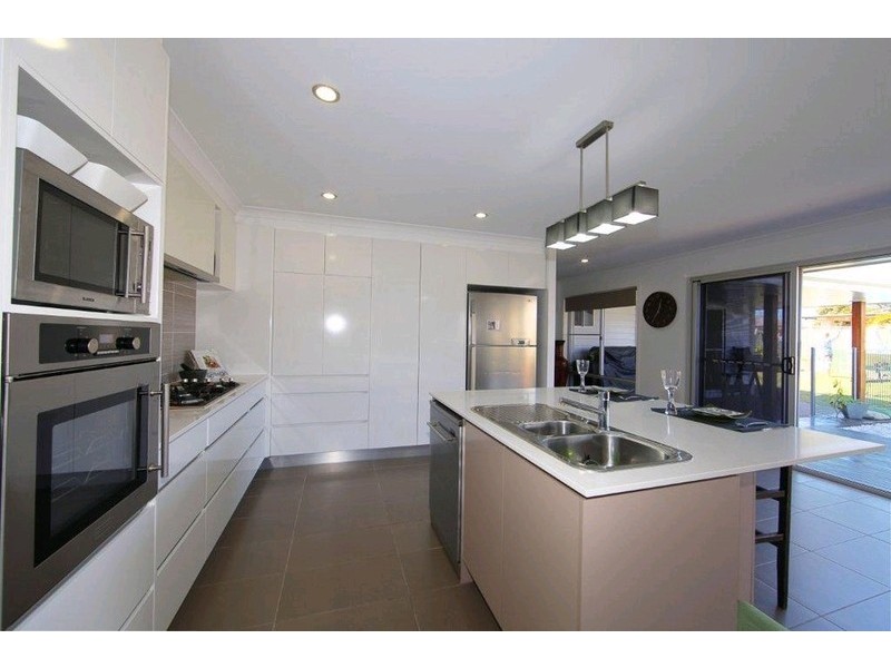 4 Leon Place, Coral Cove QLD 4670