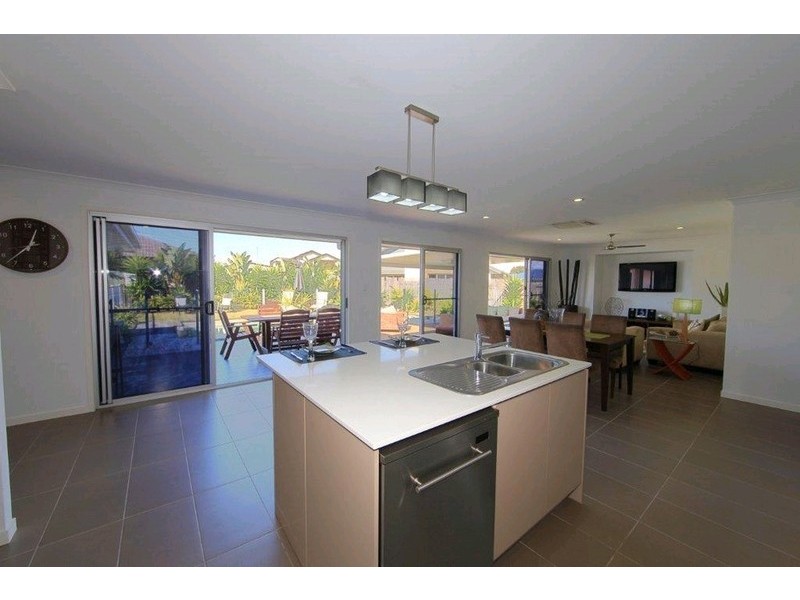 4 Leon Place, Coral Cove QLD 4670
