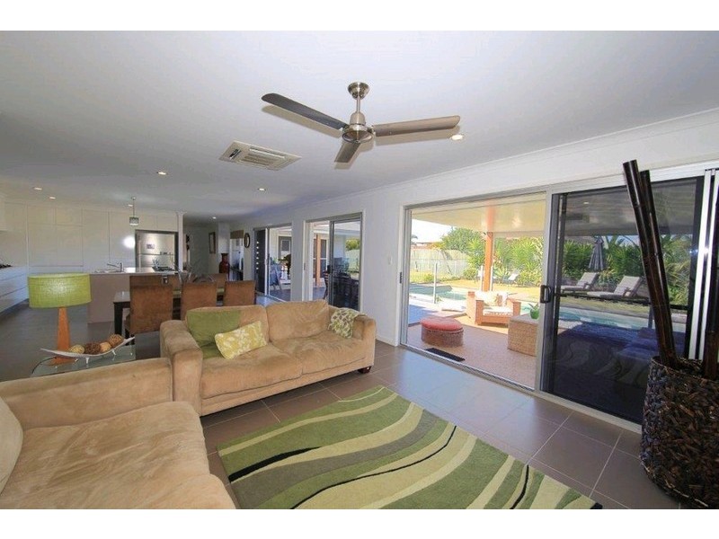4 Leon Place, Coral Cove QLD 4670