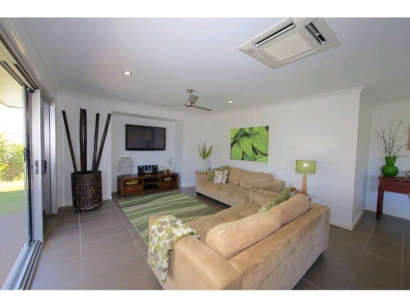 4 Leon Place, Coral Cove QLD 4670