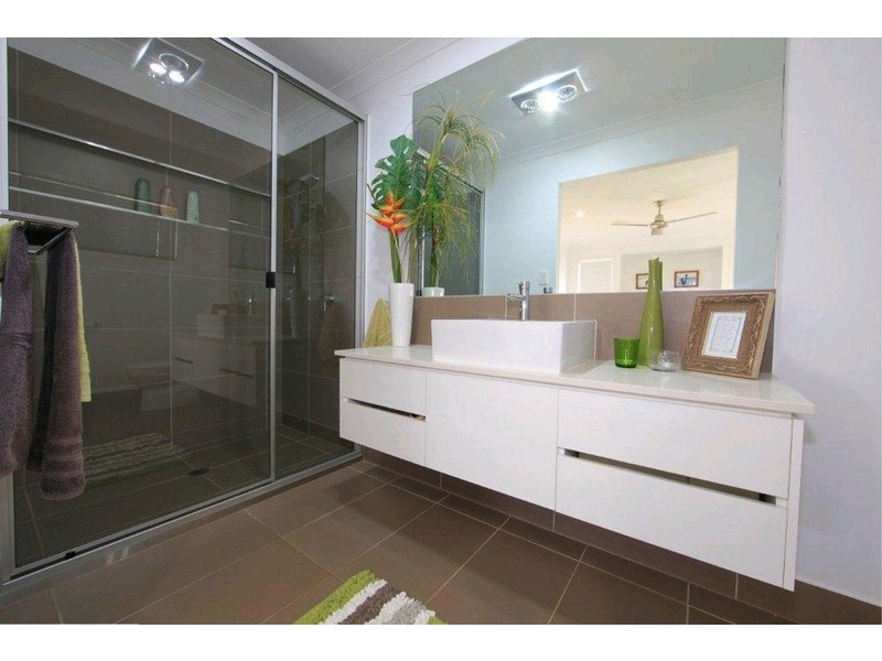 4 Leon Place, Coral Cove QLD 4670