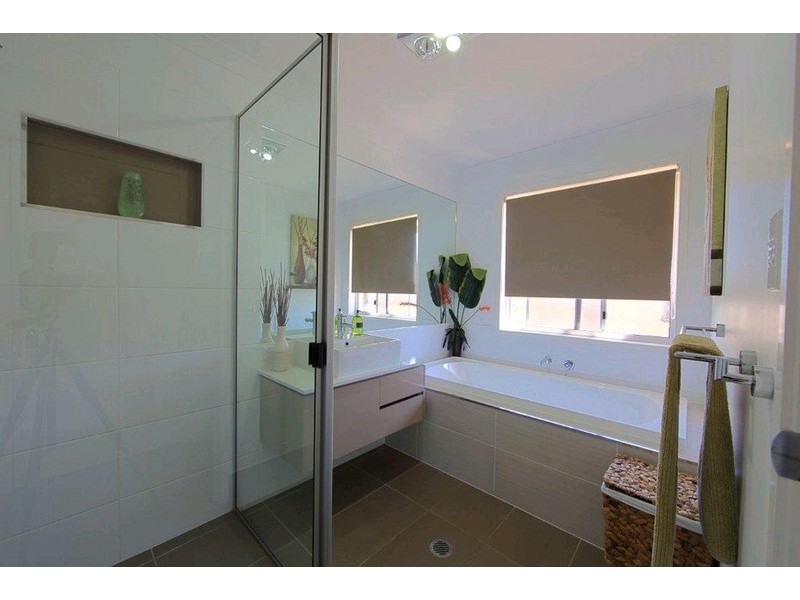 4 Leon Place, Coral Cove QLD 4670