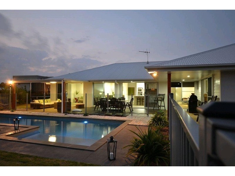 4 Leon Place, Coral Cove QLD 4670