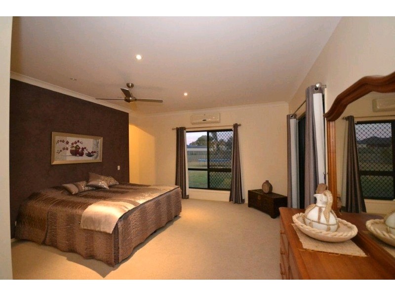 12 Raewood Close, Coral Cove QLD 4670