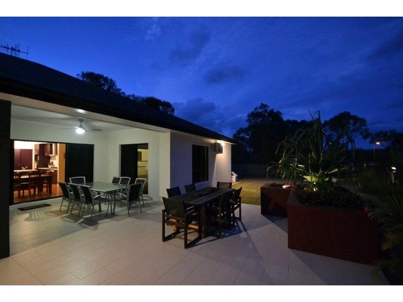 12 Raewood Close, Coral Cove QLD 4670