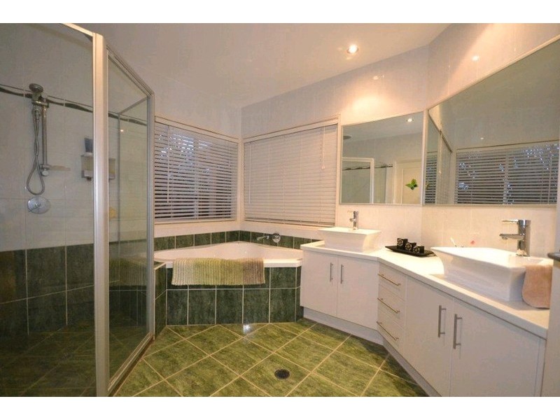 21 Back Hill Drive, Coral Cove QLD 4670