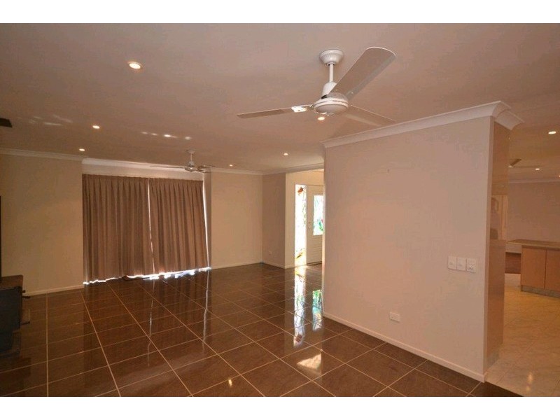 10 Tarni Street, Coral Cove QLD 4670