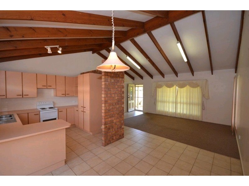 8 Pecton Place, Avenell Heights QLD 4670