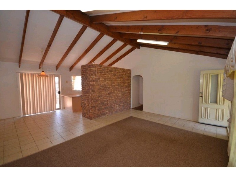 8 Pecton Place, Avenell Heights QLD 4670