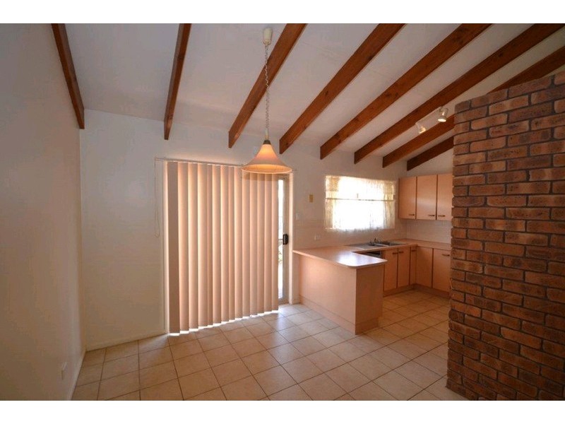 8 Pecton Place, Avenell Heights QLD 4670