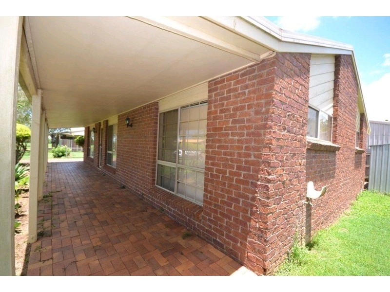 8 Pecton Place, Avenell Heights QLD 4670