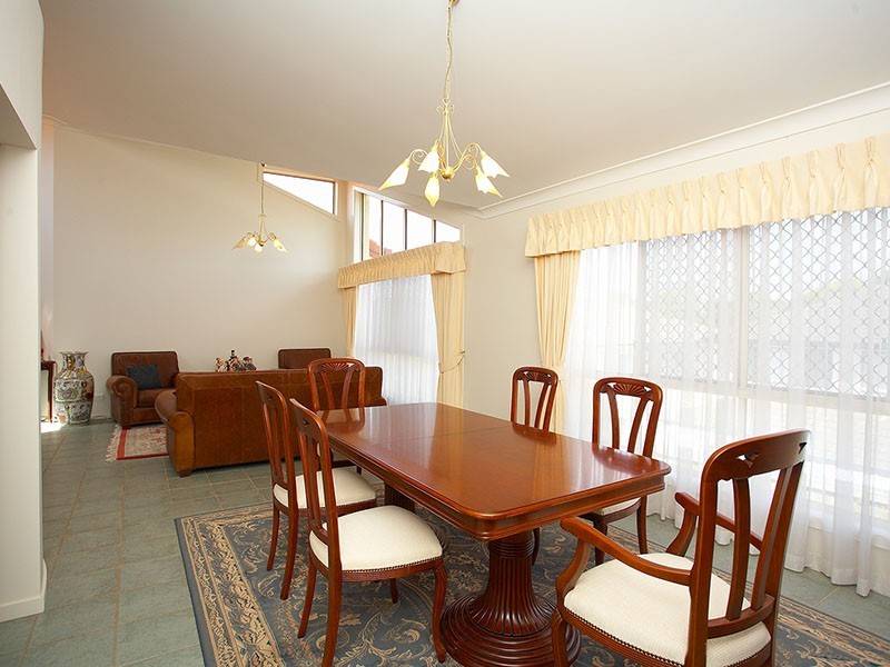 8 Belgrave Place, Carindale QLD 4152