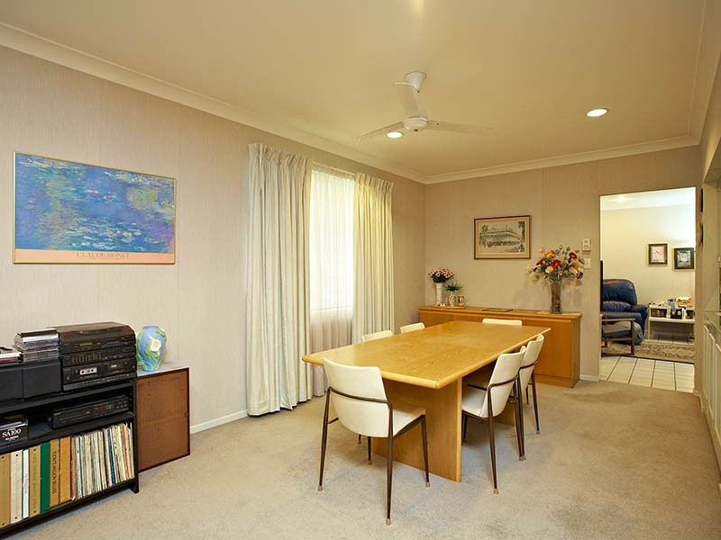 16 Briarwood Street, Carindale QLD 4152