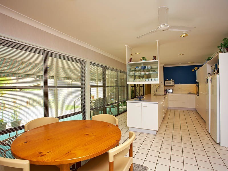 16 Briarwood Street, Carindale QLD 4152