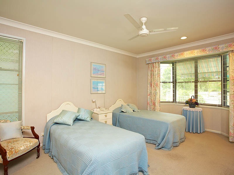 16 Briarwood Street, Carindale QLD 4152