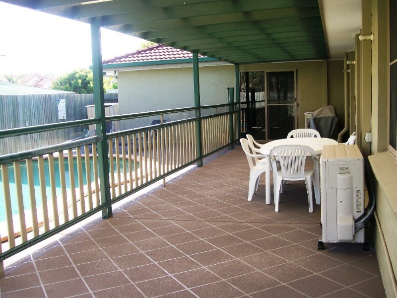 8 Suellen Close, Belmont QLD 4153