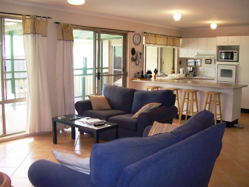 8 Suellen Close, Belmont QLD 4153