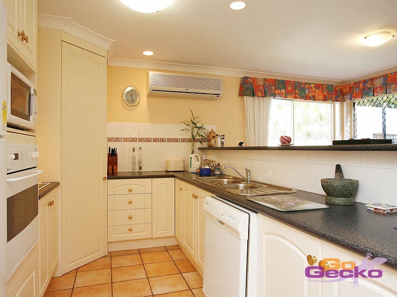 18 Clearmount Crescent, Carindale QLD 4152