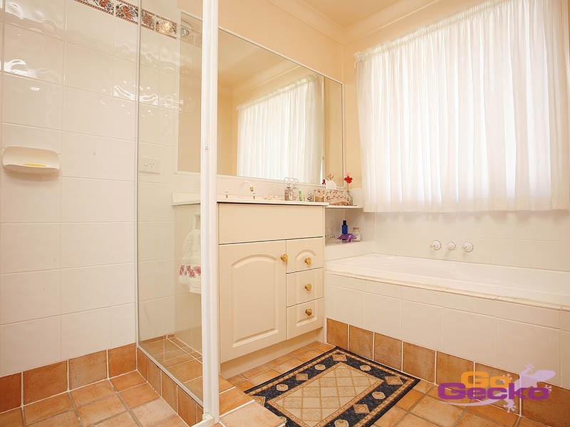 18 Clearmount Crescent, Carindale QLD 4152