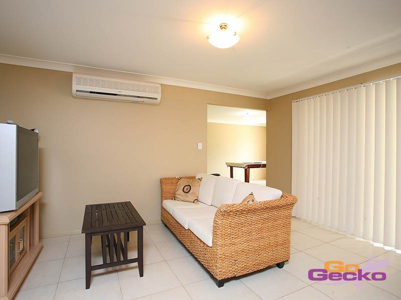 8 Holland Place, Carindale QLD 4152