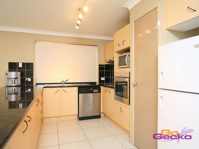 8 Holland Place, Carindale QLD 4152