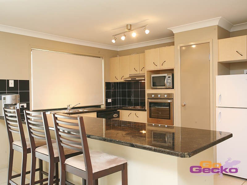 8 Holland Place, Carindale QLD 4152