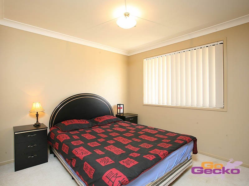 8 Holland Place, Carindale QLD 4152