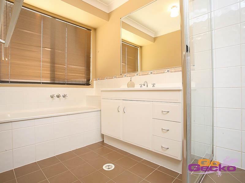 8 Holland Place, Carindale QLD 4152