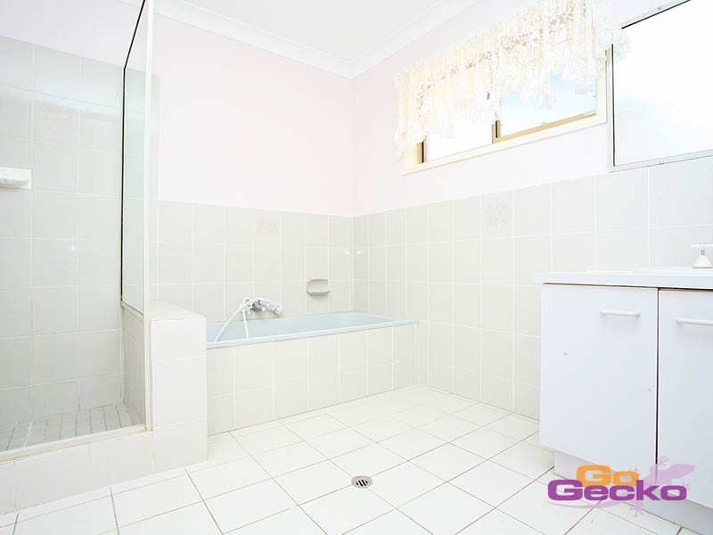 33 Banwell Crescent, Carindale QLD 4152