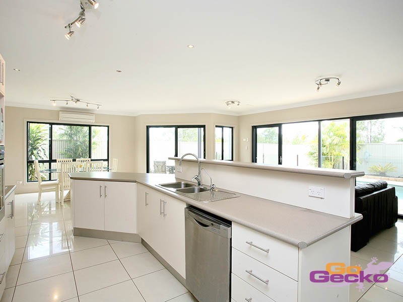 10 Holland Place, Carindale QLD 4152