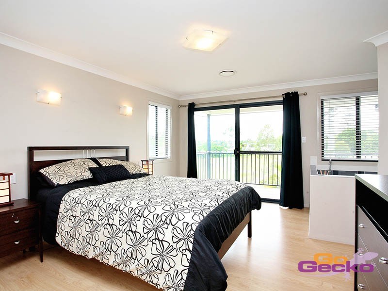 10 Holland Place, Carindale QLD 4152