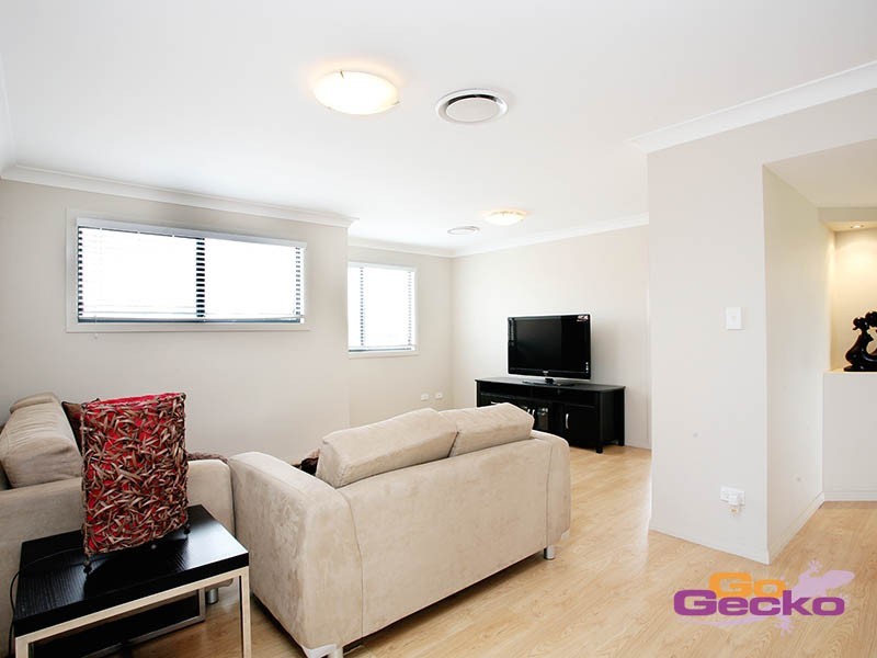 10 Holland Place, Carindale QLD 4152