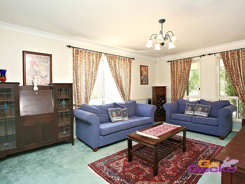 8 Ridgeview Street, Carindale QLD 4152