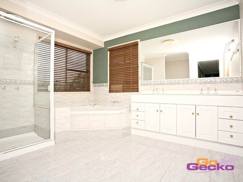 12 Newbury Place, Carindale QLD 4152