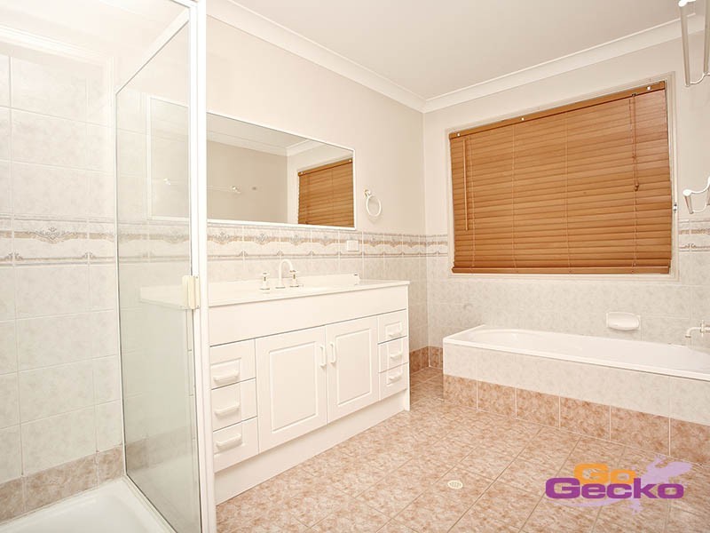 12 Newbury Place, Carindale QLD 4152