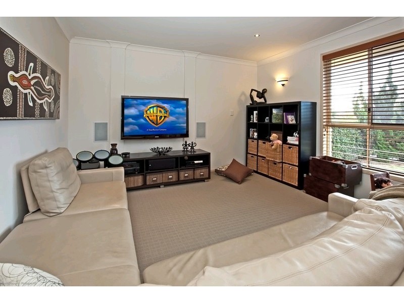 15 Oakley Street, Carindale QLD 4152