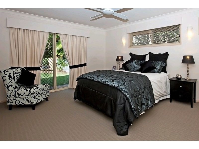 15 Oakley Street, Carindale QLD 4152