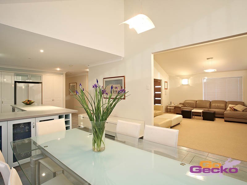 108 Kilmorey Street, Carindale QLD 4152