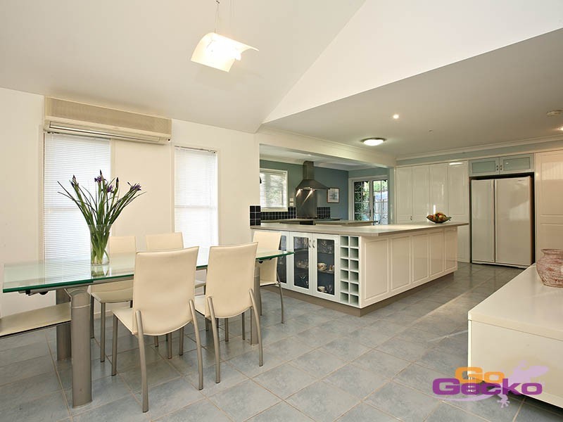 108 Kilmorey Street, Carindale QLD 4152